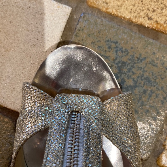 MICHAEL Michael Kors Berkeley T-Strap Silver Sandals / Heels. Size 9 - Picture 7 of 7